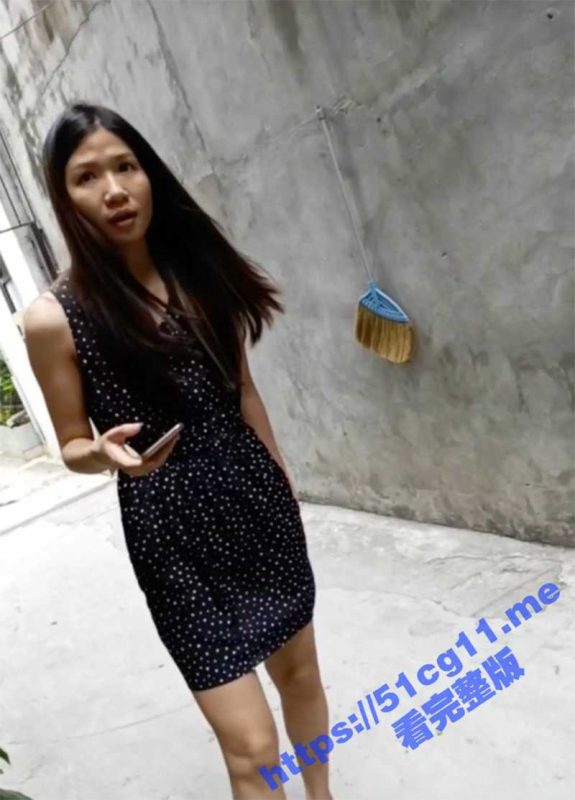 牛逼快递员 送快递不为赚钱 专业抄底偷拍拿快递的各种女人裙底风光-51吃瓜网