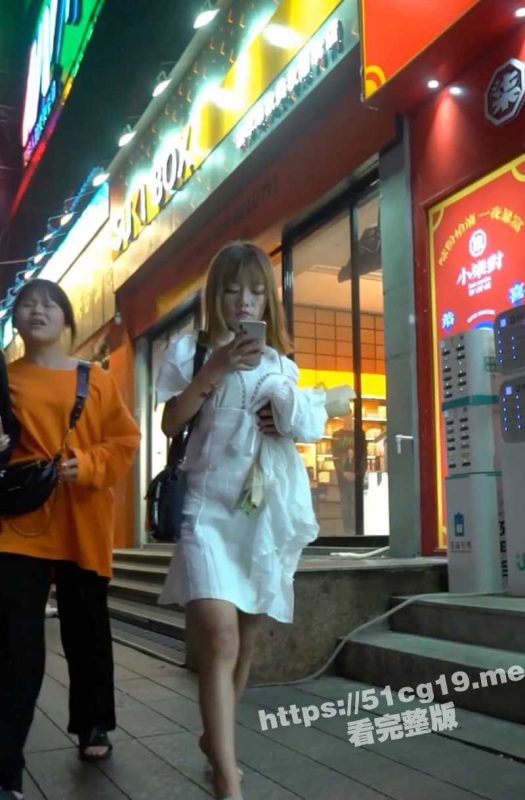 牛逼了 骚妹子不穿内裤逛街被偷拍 怎么下面鲍鱼流豆浆了 难道是刚被内射完吗？-51吃瓜网