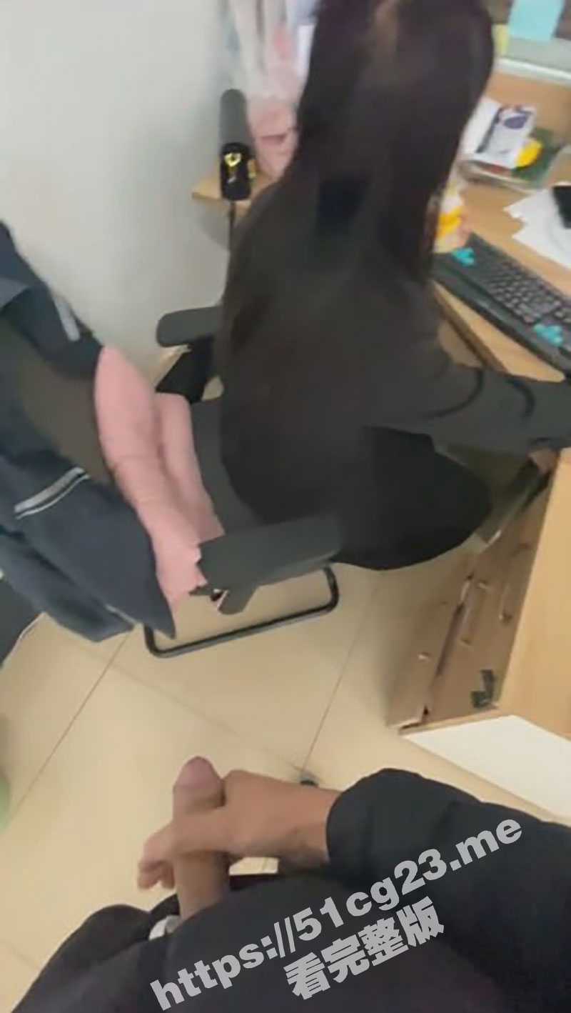 猥琐男在公司对着女同事打飞机 这些女的跟被催眠了一样没反应 真是艺高人胆大啊 太刺激了 - 51吃瓜网-51吃瓜网