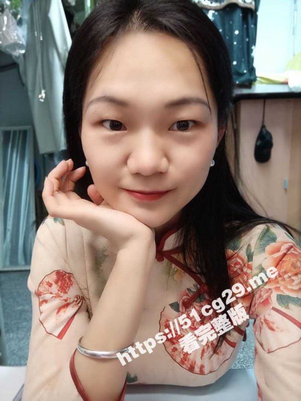 我靠 又是反差婊的招牌造型 剪刀手吐舌头翻翻白眼 你还来个旗袍中国风 这母狗够骚！-51吃瓜网