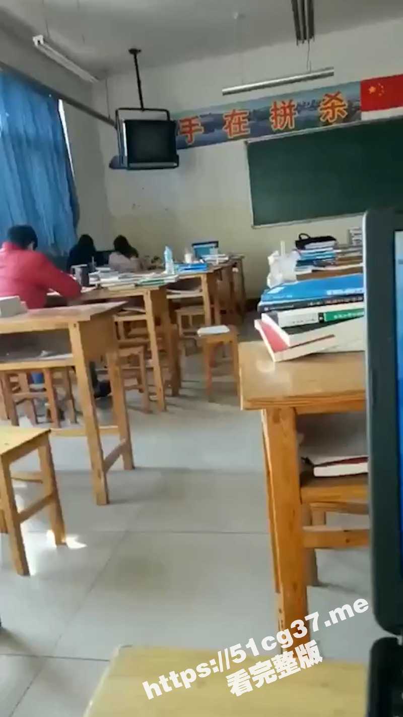 反差母狗老师 在教室里给男同学深喉吃鸡巴 还有其他同学在补习 谁认识这个老师？ - 51吃瓜网-51吃瓜网