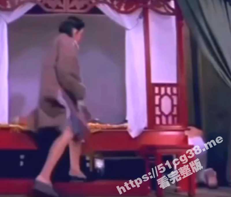 早年的香港真会玩 女子偷情老公突然带朋友回来 竟让情夫钻到床下 用床上的洞插自己-51吃瓜网