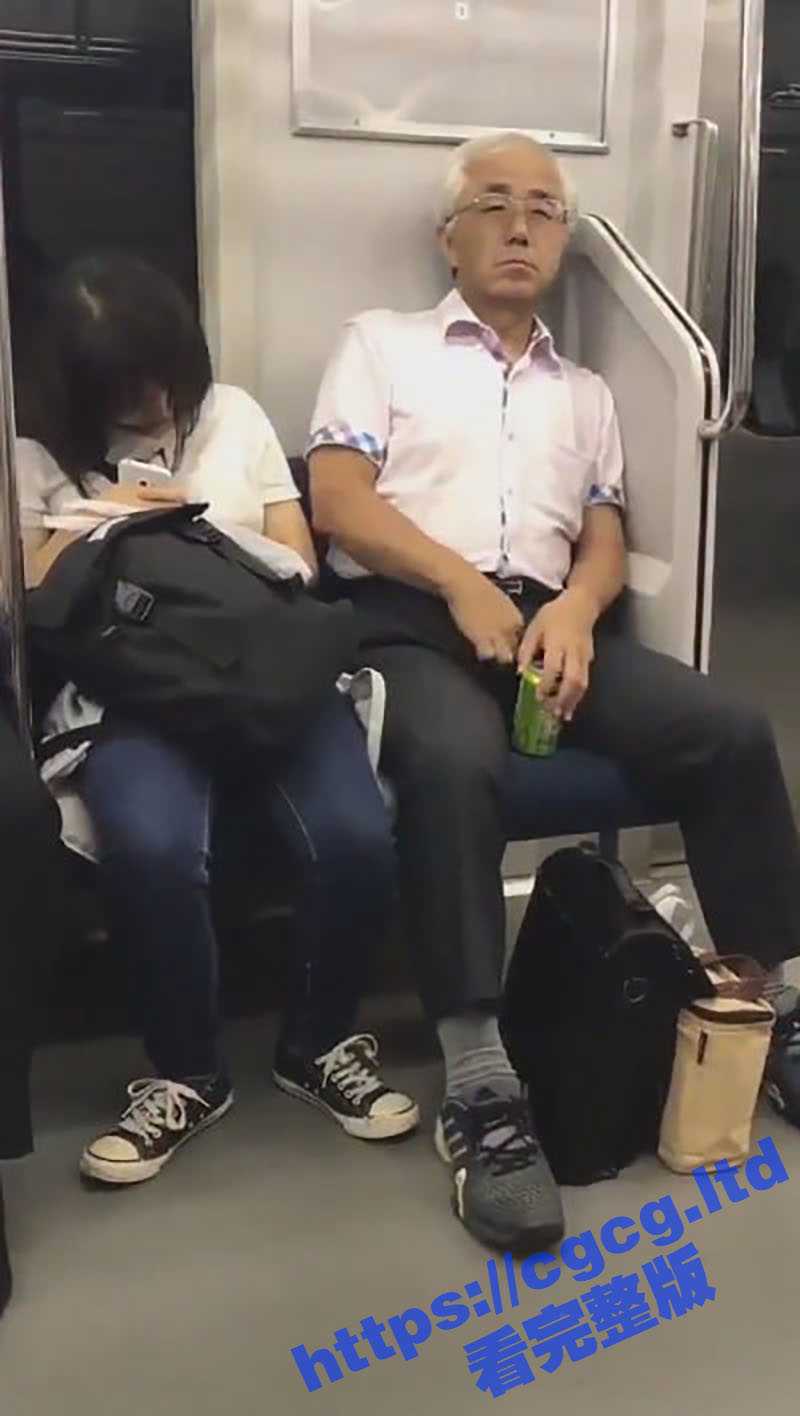 日本猥琐老头 电车上趁女孩熟睡 拔屌毛扔到人家身上太变态了 发现我录视频还挑衅的看我 - 51吃瓜网-51吃瓜网