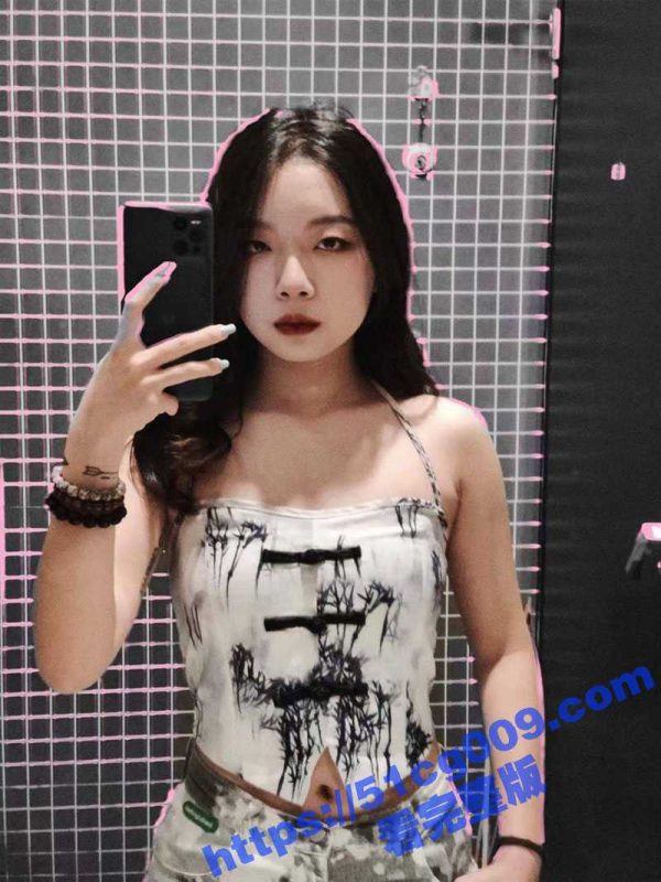 华南农业大学大二学生妹 宋翊媞 极品反差婊平日里酷酷的妹子 实际是个骚母狗 穿着情趣内衣被男友调教-51吃瓜网