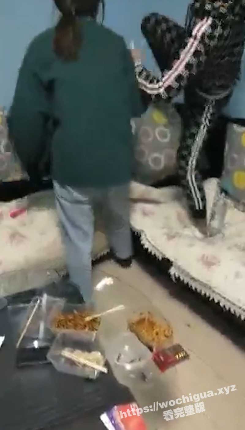 一群精神小伙 欺负一个小姑娘 现在的小年轻真是不讲武德 古惑仔都知道不打女人! - 51吃瓜网-51吃瓜网