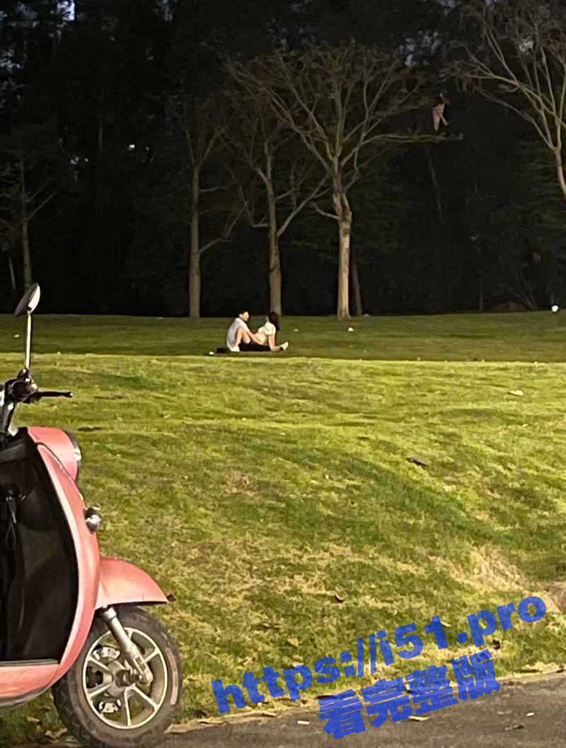 情侣公然在草地上做爱打炮 在学校直接上演活春宫图 女上男下玩的是真开放啊 - 51吃瓜网-51吃瓜网