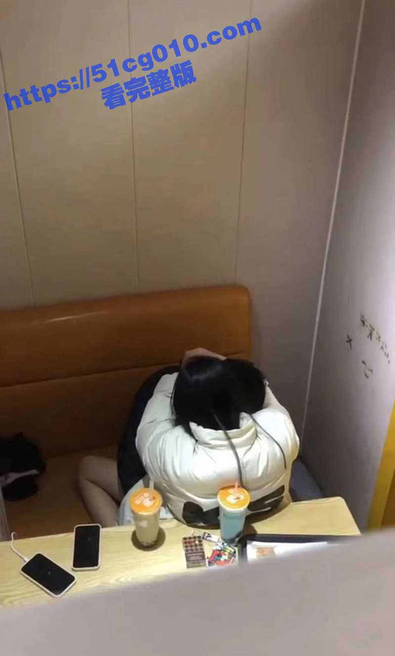 冒死偷拍！小情侣餐厅包房激情性爱 女主一边抽烟一边女上位疯狂蠕动 玩的真刺激！ - 51吃瓜网-51吃瓜网