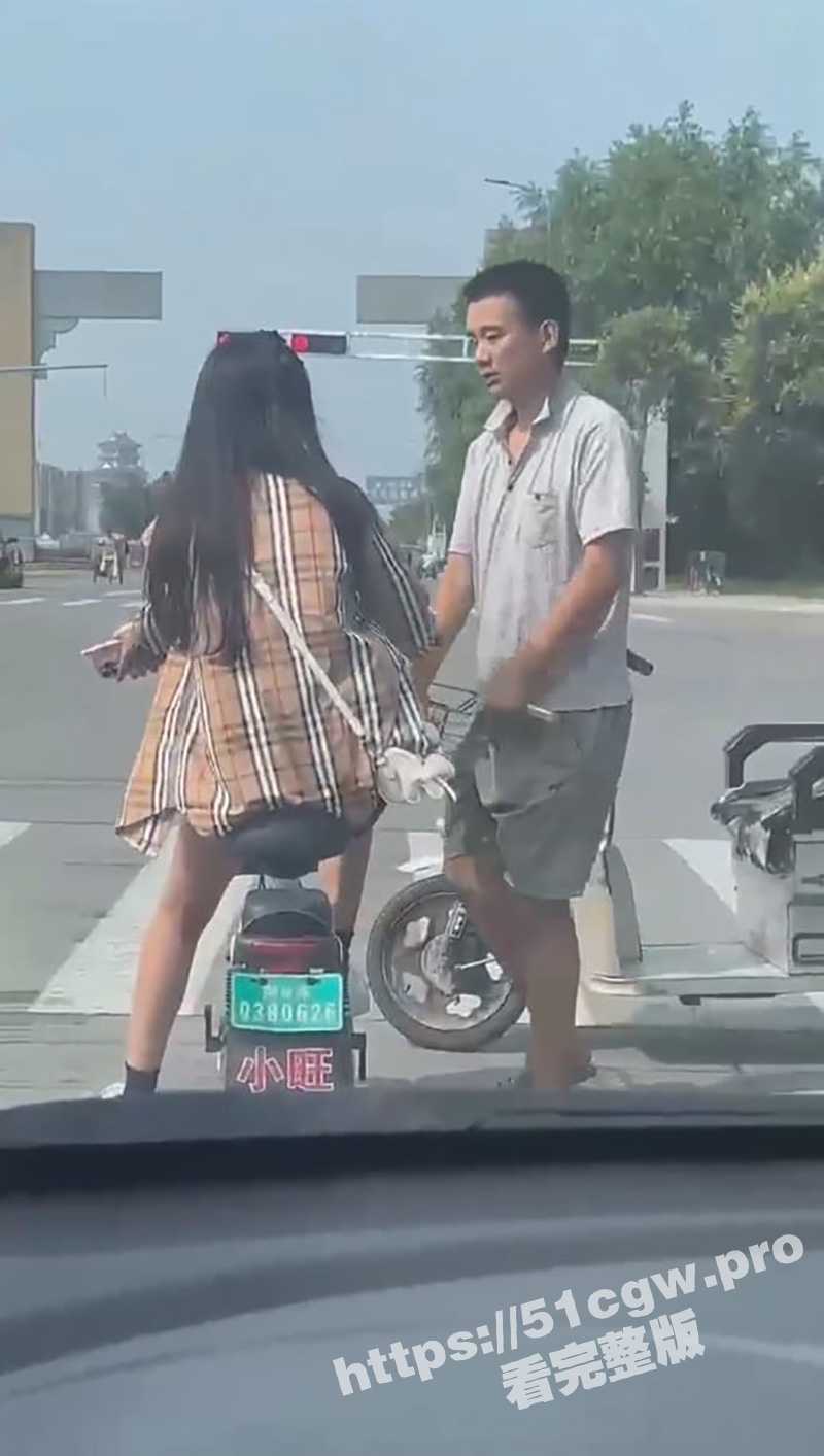 变态男当街拦路小姐姐索要袜子 第二个小姐姐不给还不让走 闻一闻真是提神醒脑啊! - 51吃瓜网-51吃瓜网