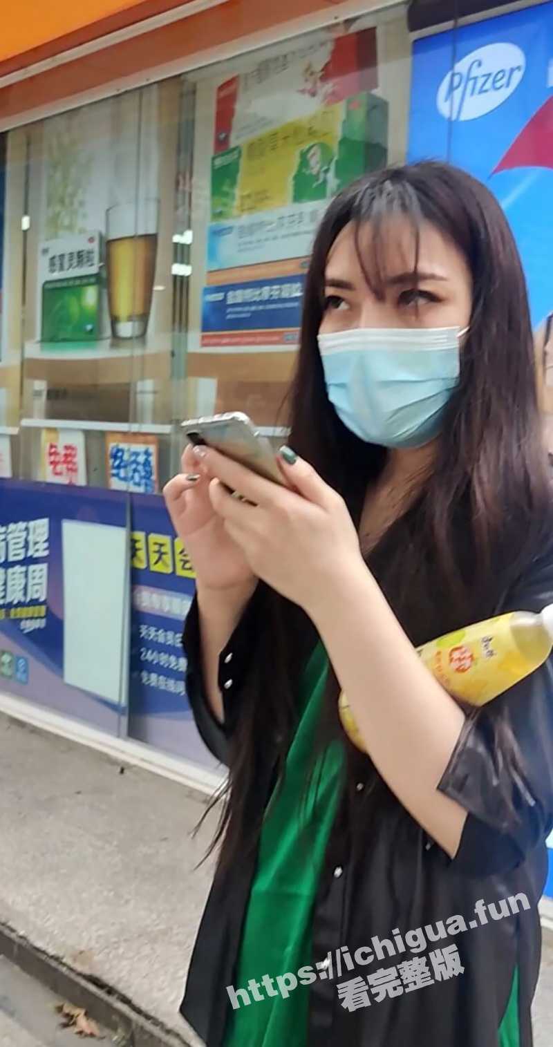 牛B大神路边小店抄底大长腿少妇 骚货竟然没穿内裤 镜头都差点贴到她的B上去了！ - 51吃瓜网-51吃瓜网