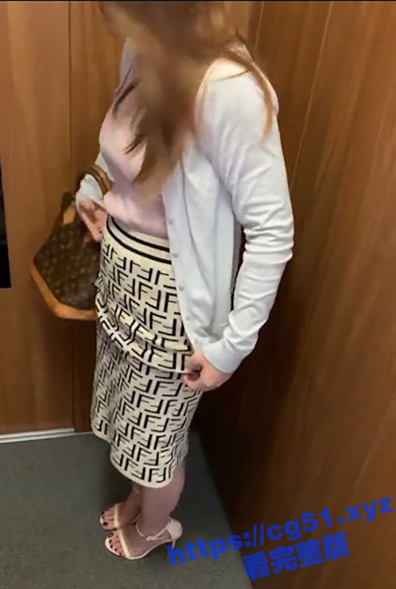 风骚已婚女同事 在公司男厕所 给同事激情口交 旁边还有人上厕所 晚上趁老公不在 回家疯狂乘骑不愿下来 - 51吃瓜网-51吃瓜网