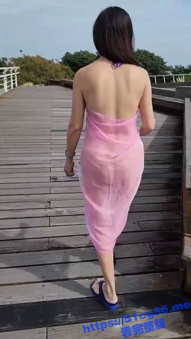 绿帽老公带老婆 真空出门买茶叶蛋 在温泉和户外全裸露出 甚至邀请游客一起泡澡 勾引陌生人一起操她 - 51吃瓜网-51吃瓜网