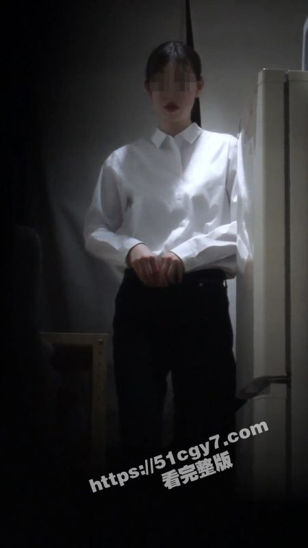 大学女生宿舍偷拍系列 赤裸女大学生浴室春光被舍友全程拍摄 偷窥多位极品嫩妹的白嫩躯体-51吃瓜网