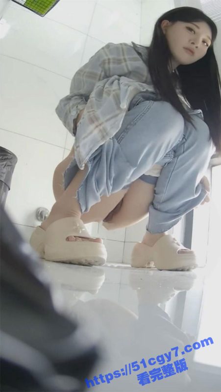 顶级偷拍大神 潜入车展中心女厕偷拍多位清纯妹子的骚穴 最后似乎还被发现了！-51吃瓜网