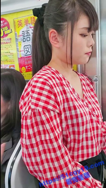 地铁偷拍清纯美少女漏奶视频 白嫩美乳暴露无遗 竟然不穿内衣出门 简直不要太骚！-51吃瓜网