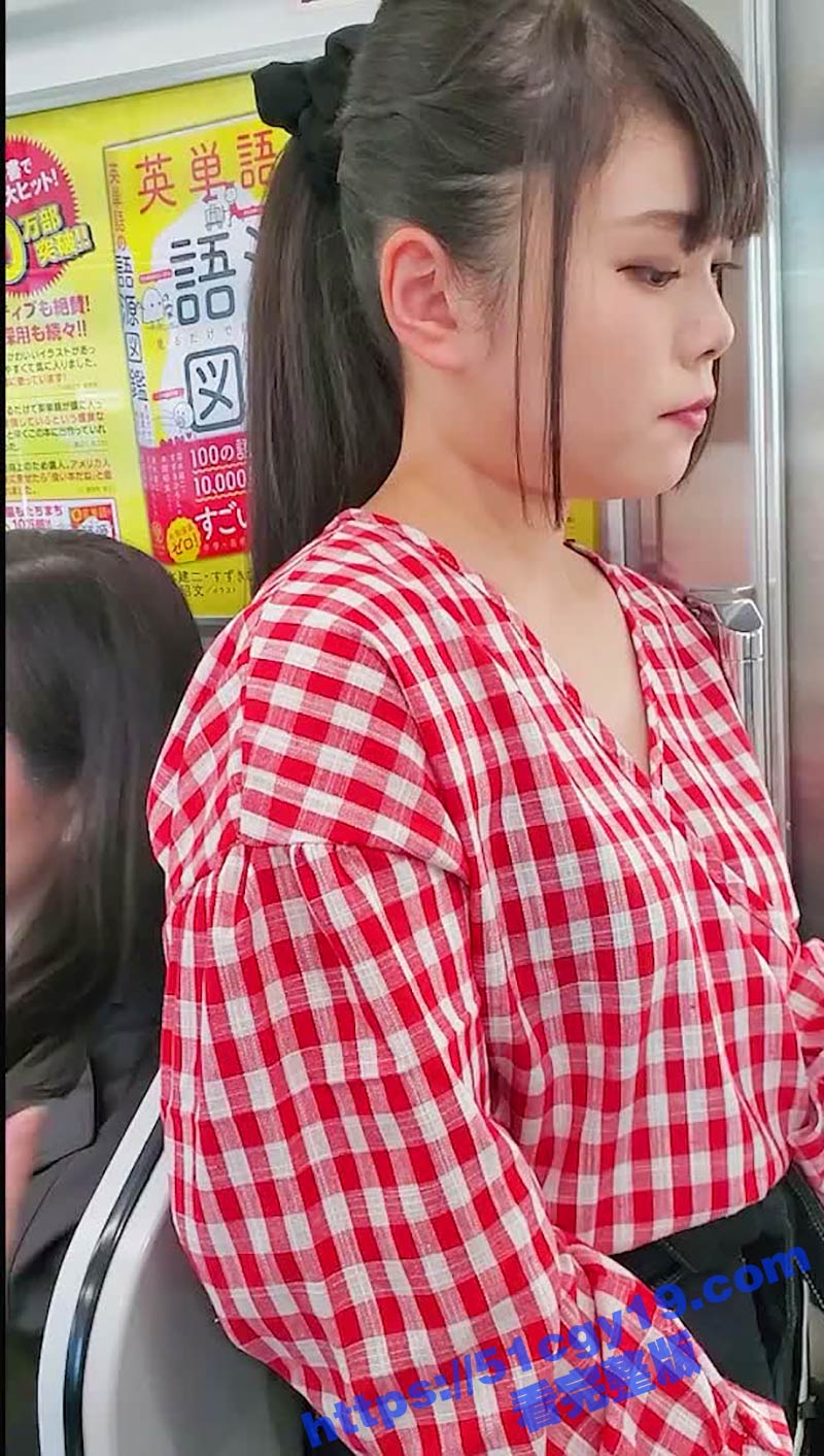 地铁偷拍清纯美少女漏奶视频 白嫩美乳暴露无遗 竟然不穿内衣出门 简直不要太骚! - 51吃瓜网-51吃瓜网