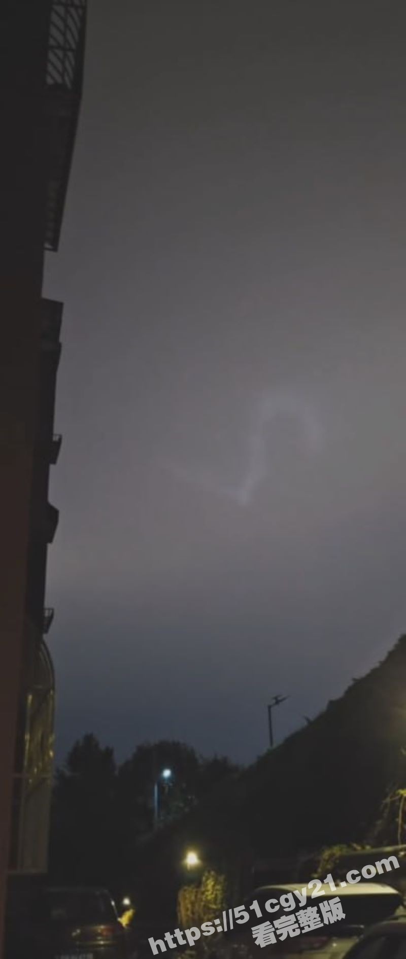 大连夜空惊现UFO！一排发光物体盘旋变形 诡异又震撼！究竟是外星人还是黑科技？ - 51吃瓜网-51吃瓜网