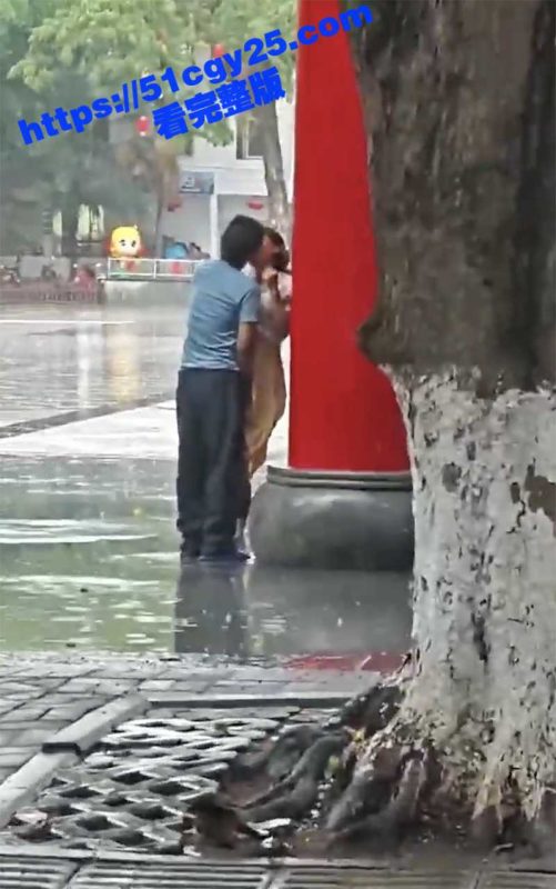 海南五指山三月三广场 情侣雨中激情热吻 性欲高涨时竟蹲下埋头舔逼 最后被帽子叔叔们领走制裁咯！-51吃瓜网