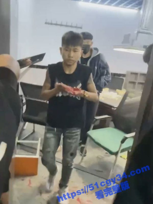 精神小伙台球厅暴怒持刀砍人 手掌惨遭斩成两半 现场血淋淋一片 血腥胆小勿入！-51吃瓜网