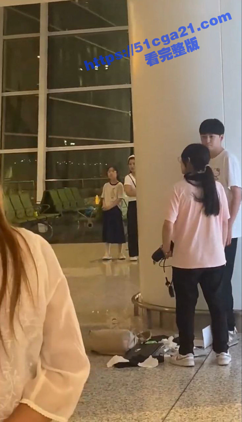 小情侣机场起冲突 女生暴打男友后逼其下跪道歉 舔狗真是卑微的脸都不要了！ - 51吃瓜网-51吃瓜网