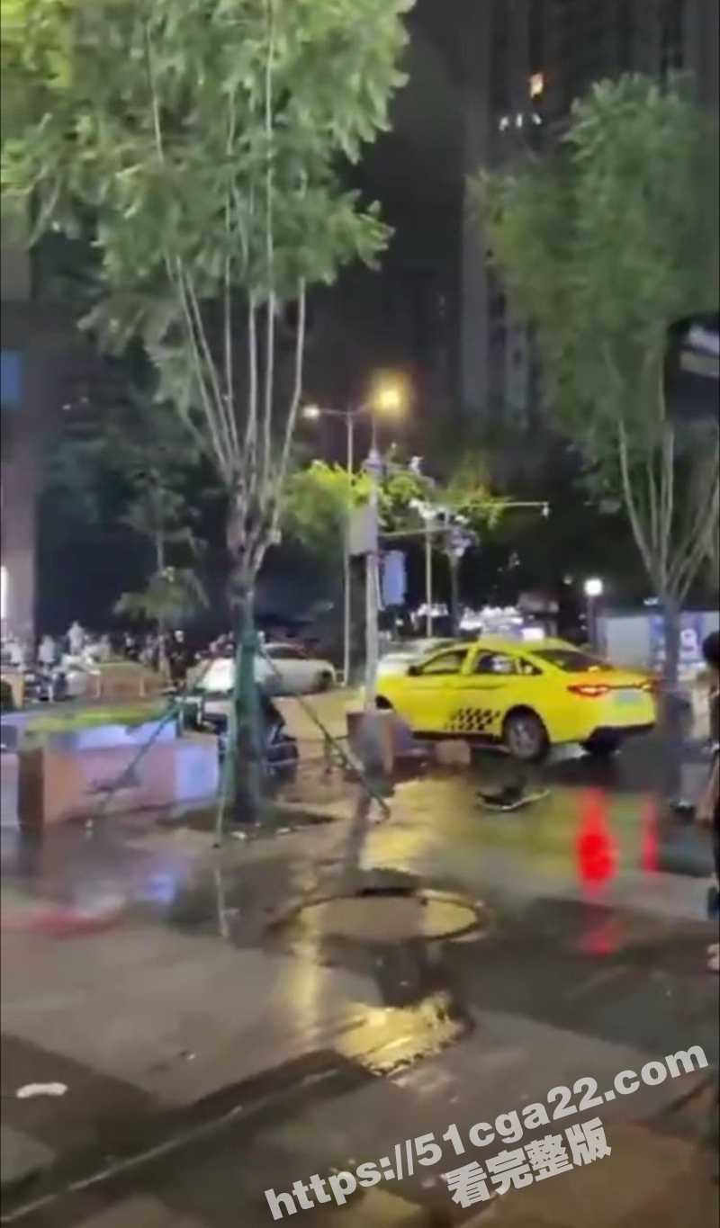 重庆九街疯狂出租车 出租车司机愤怒冲撞路人 惊险画面曝光 堪称现实版侠盗飞车！ - 51吃瓜网-51吃瓜网