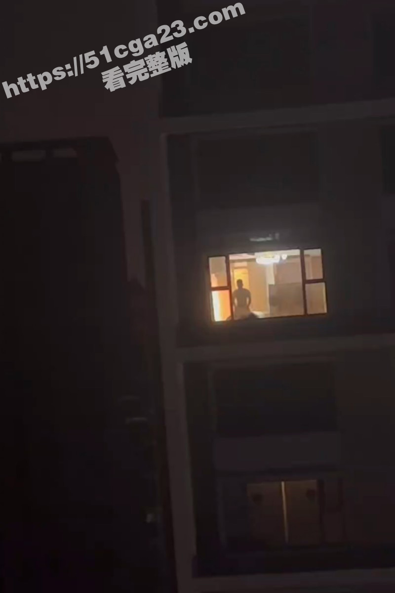 隔壁楼猛男落地窗前激情做爱 偷拍妹子看到后春心荡漾 隔空相望骚话不断 直呼逼痒饥渴难耐！ - 51吃瓜网-51吃瓜网