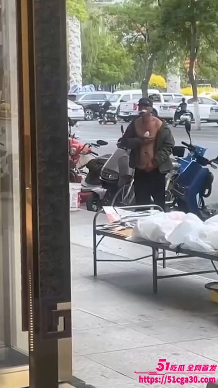 精神病街头撸管震惊路人 大街对女性暴露 手握粗长肉棒猛撸 尺寸惊人令人咋舌！-51吃瓜网