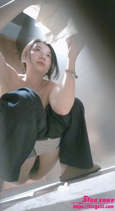 精选厕拍各类美女露脸放尿 气质尤物直盯摄像头 粉嫩私处一览无余 刺激爆表！-51吃瓜网