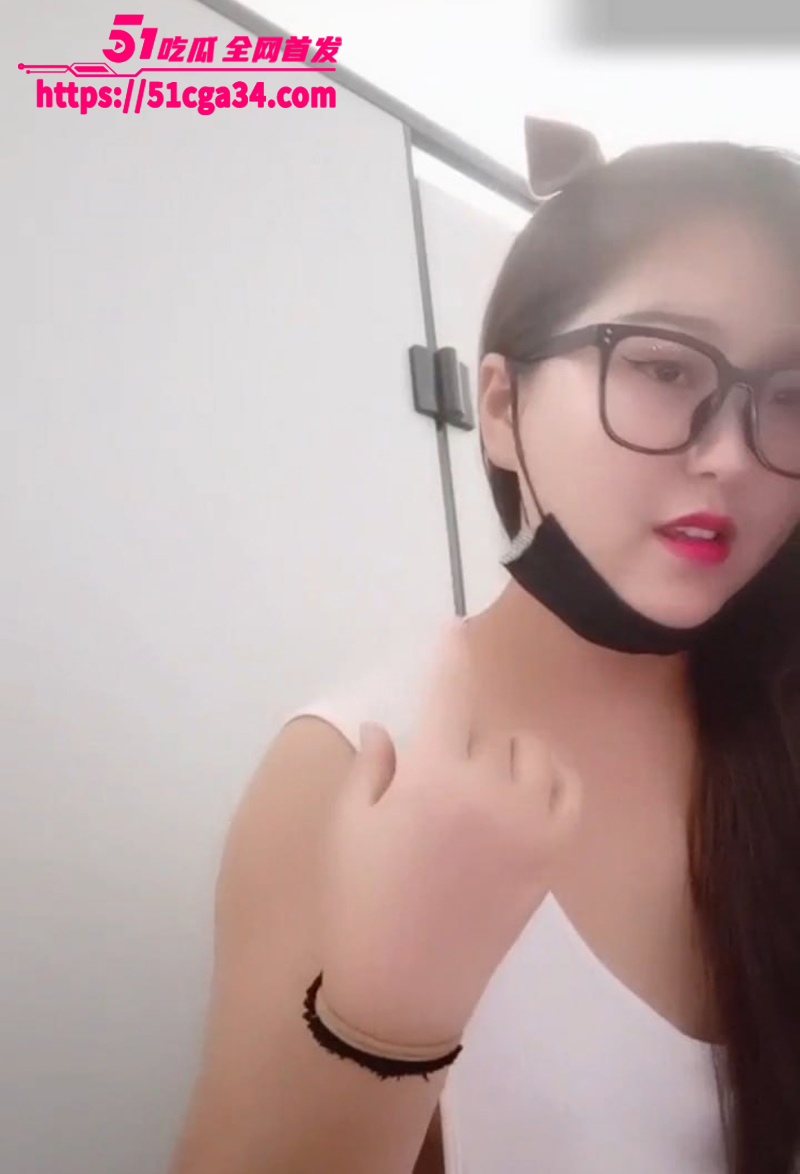 微胖网黄 嫚嫚 街头搭讪性爱直播 男厕里扮演援交妹勾引大叔 撅起肥臀被后入爆操 美足榨精无比刺激！ - 51吃瓜网-51吃瓜网