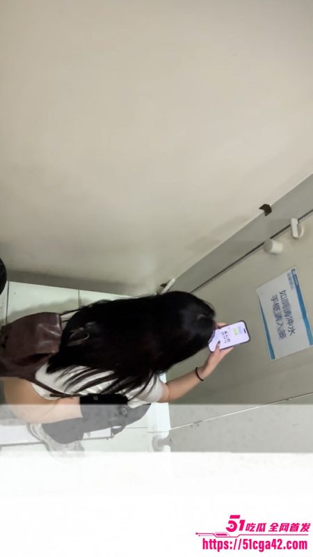 大二舞蹈生贴B偷拍惊魂 嫩逼滴水却已开苞 女主怒踢门狂喊抓贼 场面火爆异常！-51吃瓜网