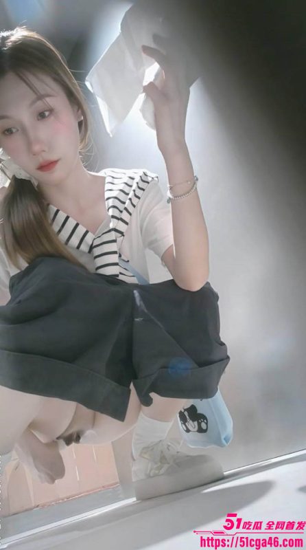 大神女厕偷拍各路女神小姐姐尿尿！极品翘臀圆润饱满 阴唇微微张开 视觉冲击力拉满！-51吃瓜网