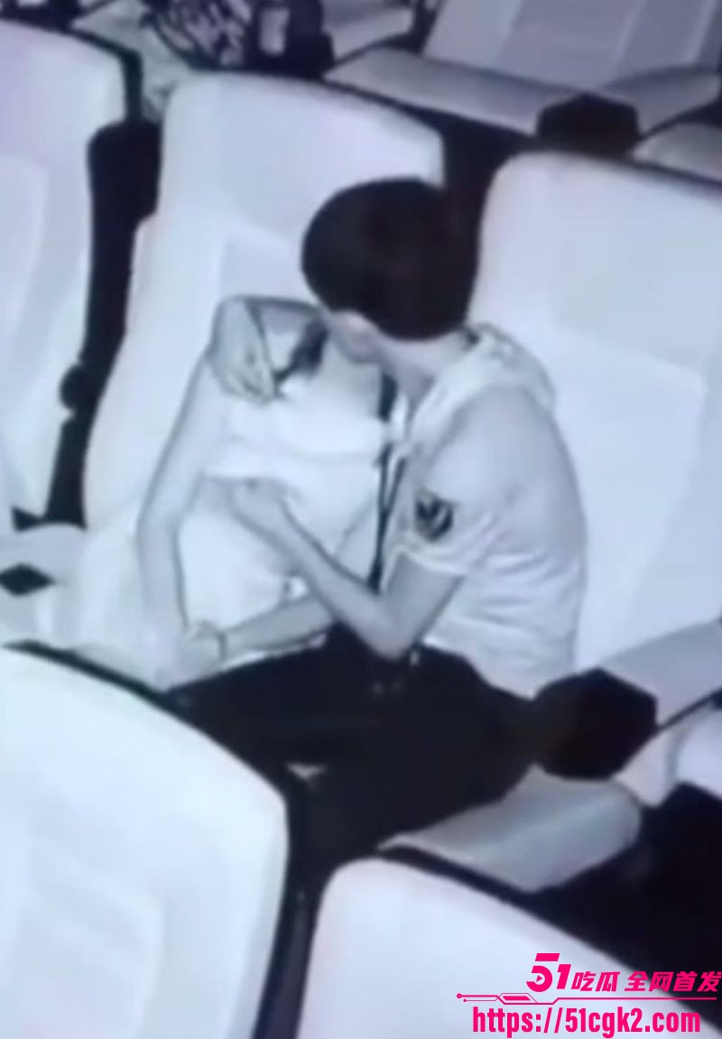 电影院监控偷拍学生情侣 舌吻摸奶激情四射 做爱画面火爆流出 面容清晰可见！ - 51吃瓜网-51吃瓜网