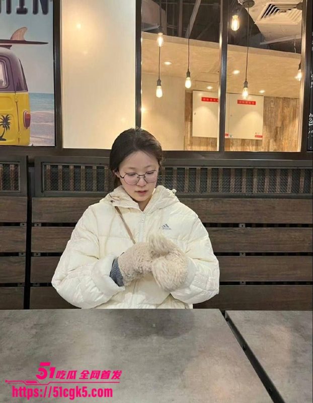 广州大学城 刘彤彤 与男友激情做爱私拍流出 极品反差婊贝调教淫荡听话骚母狗！-51吃瓜网