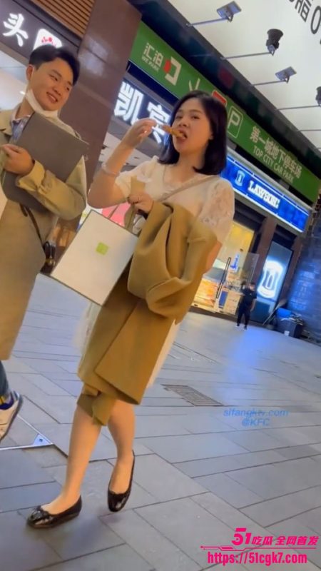 超美少妇真空逛街被大神抄底偷拍！人妻裙下不穿内裤 大黑逼清晰无比 反差十足！-51吃瓜网