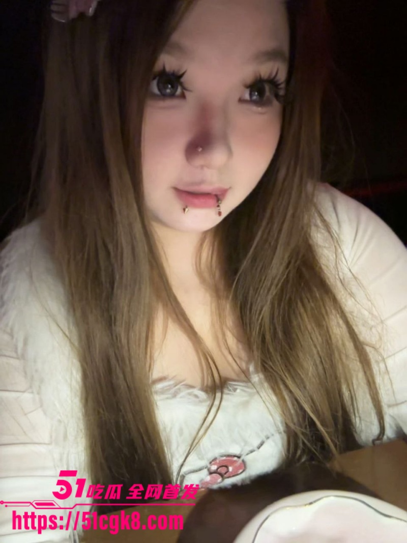 重庆女大学生 梨梨子 极品反差精神小妹 超级大奶乳钉诱惑 发骚母狗宿舍跪舔求操！ - 51吃瓜网-51吃瓜网