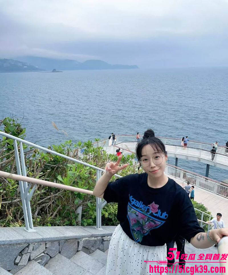 水贝珠宝行业小骚货私生活曝光 每月换对象 买珠宝换操眼镜妹 情趣装骑乘榨精 视觉冲击力爆棚！ - 51吃瓜网-51吃瓜网