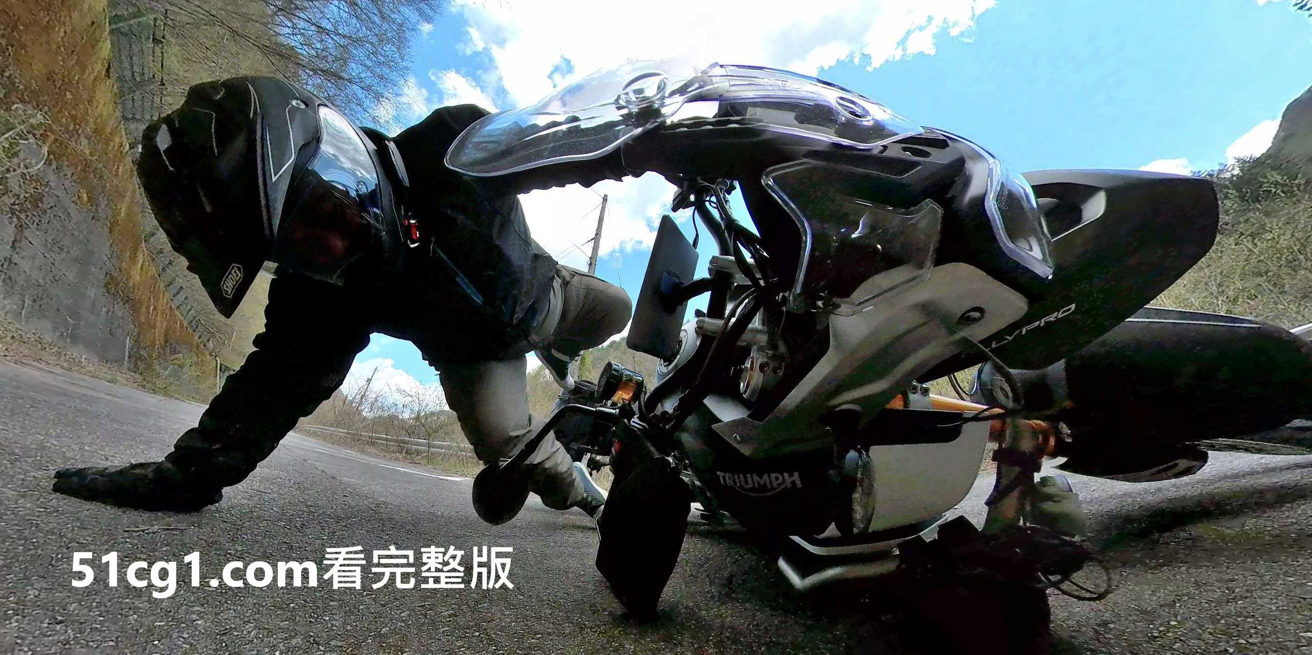 为什么在这里？ 《机车骑士的兜风惊魂》深山老林居然有妙龄女子独自坐在兽径上？ - 51吃瓜网-51吃瓜网