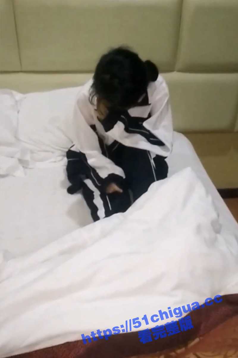 青涩技校纯情小嫩妹不雅私拍被网恋渣男流出！一线天馒头小逼水多紧致 穿着校服被无套内射！ - 51吃瓜网-51吃瓜网