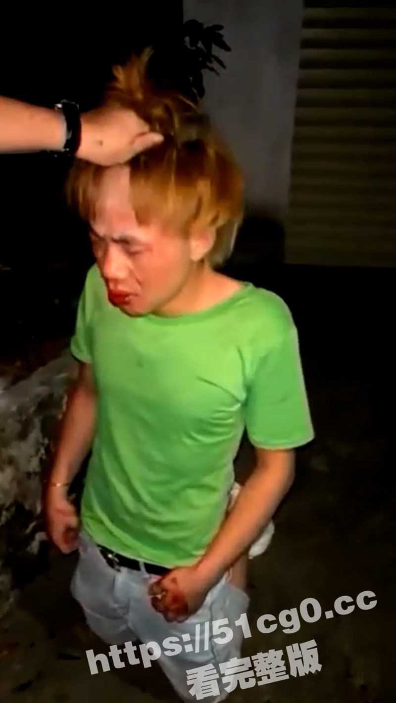 潮汕黄毛精神小伙想一夜暴富 睡富婆被其老公现场抓包 绿帽老公带兄弟将黄毛跪地爆打 一脚爆头！ - 51吃瓜网-51吃瓜网