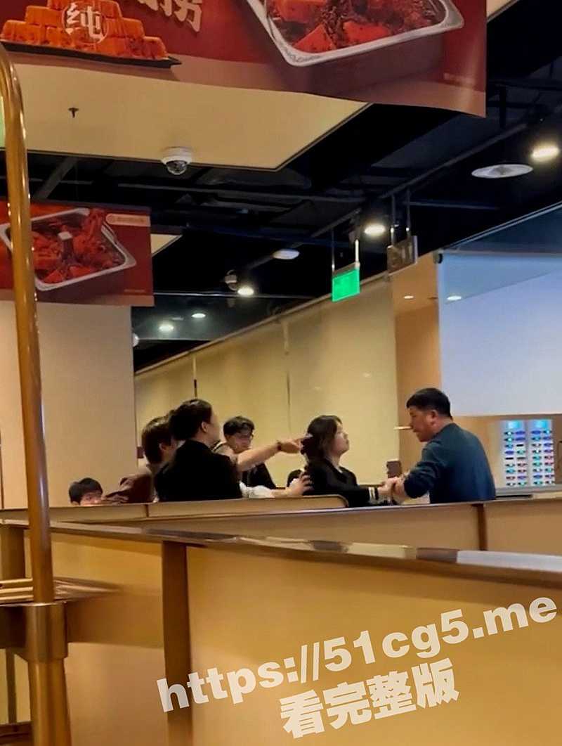 海底捞科目三跳出事了！淮安海底捞因嫌“科目三”庆祝生日太吵 两桌顾客起冲突升级到报警！ - 51吃瓜网-51吃瓜网