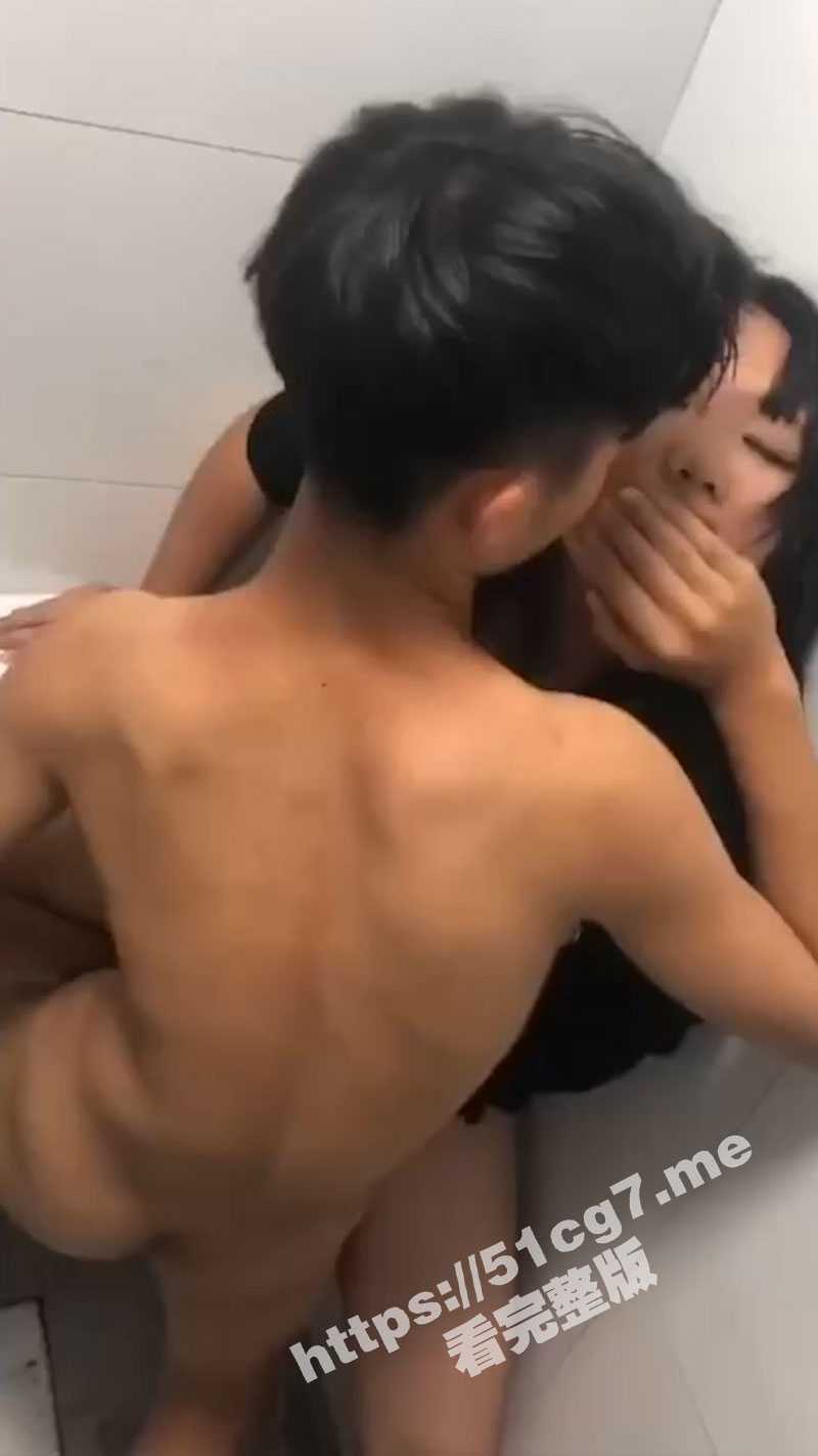 禽兽哥哥竟然在厕所里强奸妹妹！还捂着嘴不让发出声音 - 51吃瓜网-51吃瓜网