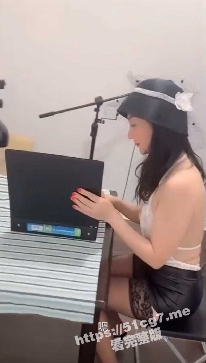 风韵犹存的唯美人妻上司 穿着黑丝的样子太性感 惨遭两名下属强奸内射 - 51吃瓜网-51吃瓜网