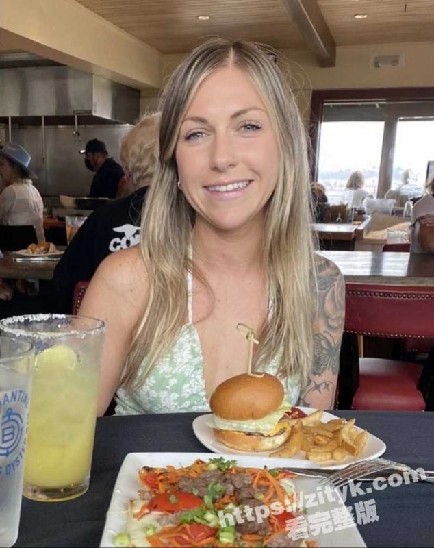 美国亚利桑那州 白嫩巨乳人妻 和男友在酒店私拍口爆啪啪视频遭泄密流出-51吃瓜网