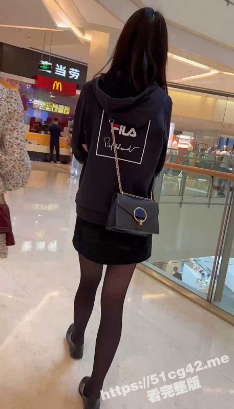 闺蜜逛街 大神偷拍裙底 黑丝美腿眼镜小美女居然不穿内裤！-51吃瓜网