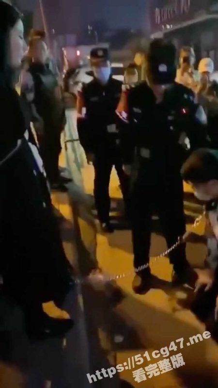 主人的任务！美女溜男朋友遭围观 好好的人你不当 要当狗是吧！-51吃瓜网