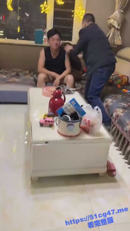 老公在家中偷情老婆同事 被老婆抓了个正着 黑丝都穿上了还没来得及操逼老婆就回来了-51吃瓜网