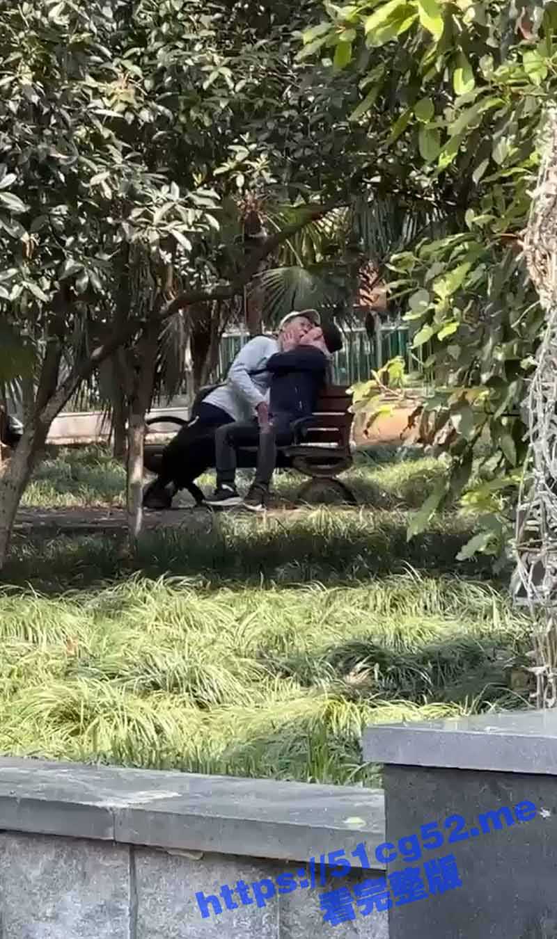 公园长椅上惊现老年组基佬激情热吻 手还不停地疯狂摩擦裆部 好辣眼睛的画面啊 - 51吃瓜网-51吃瓜网