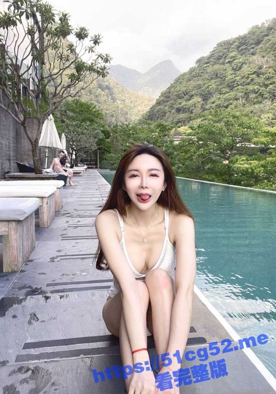 厦门反差人妻少妇 江筱雨 被情夫泄密流出 先在车里自己玩会骚逼 回家之后就发情开操！-51吃瓜网