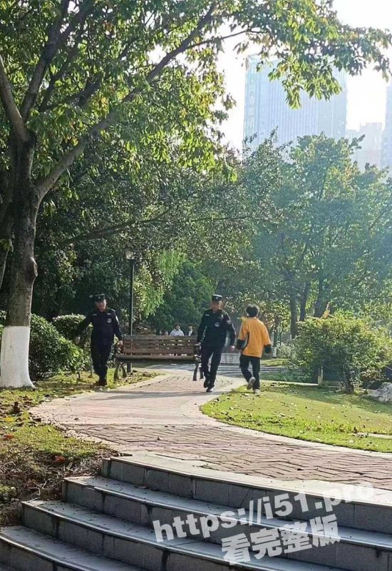 武汉学院操场野战事件后续 开创“文产迪士尼”学生纷纷打卡 第二天椅子被保安搬走！-51吃瓜网