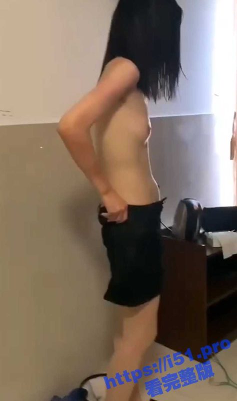 霸凌欺辱！一伙纹身的精神小妹强迫女生脱光衣服 然后脚踩女生的手用烟头烫下体 真是丧尽天良啊-51吃瓜网