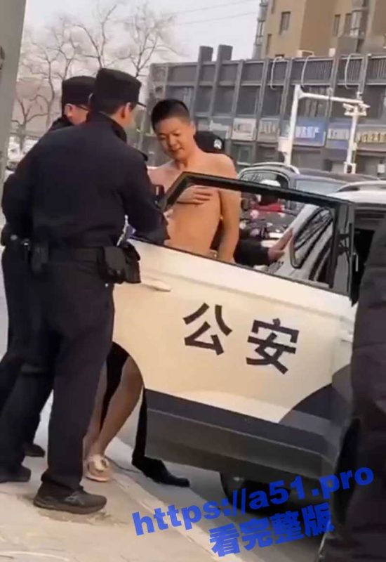 宿迁狠人 失恋男生精神崩溃 放飞自我在小区街头全裸 当众打飞机被围观！-51吃瓜网